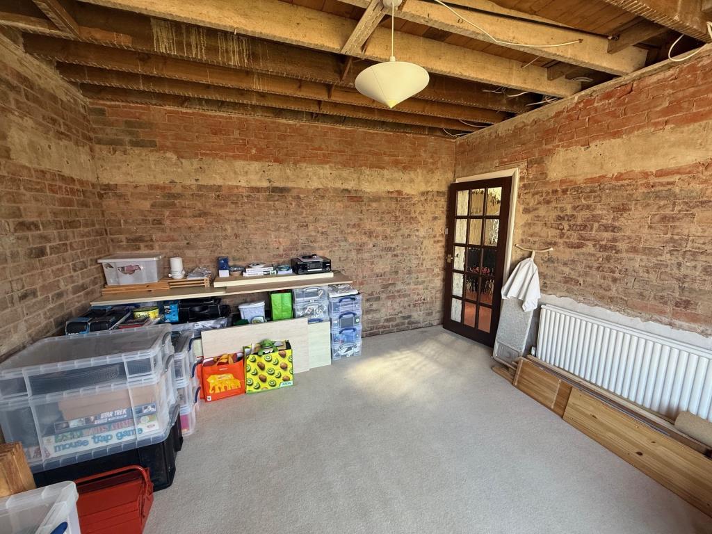 Lot: 143 - FREEHOLD DETACHED HOUSE FOR IMPROVEMENT WITH STRUCTURAL MOVEMENT - Looking back into the living room